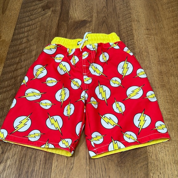 Dc Justice League Boy’s Red and Yellow The Flash Swim Trunks Size 5/6 - Picture 1 of 3